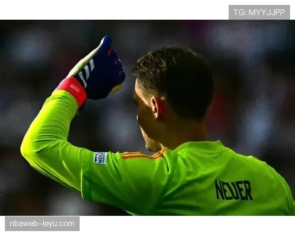 诺伊尔技术分析：同位置门将对比凸显其优势地位与未来守门趋势