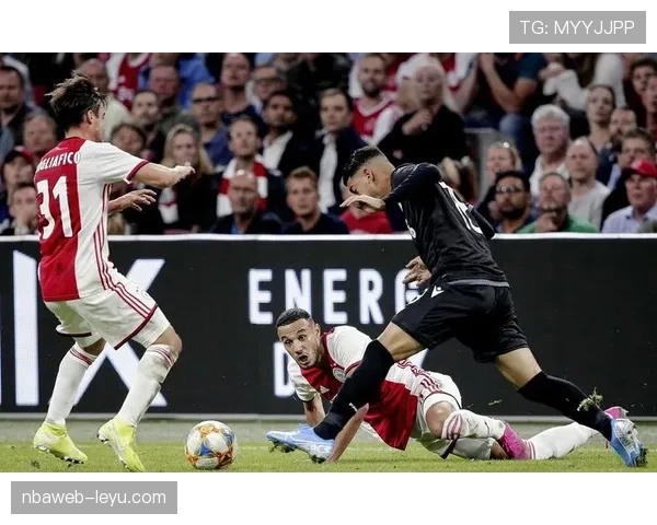 阿贾克斯阵容深度分析:多线作战下的轮换实力与竞争力增强