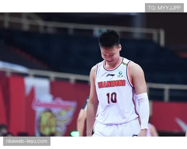 赵睿训练完直接去拍美食博主,这画风换了谁认得出啊? 赵睿训练完直接去拍美食博主,这画风换了谁认得出啊?