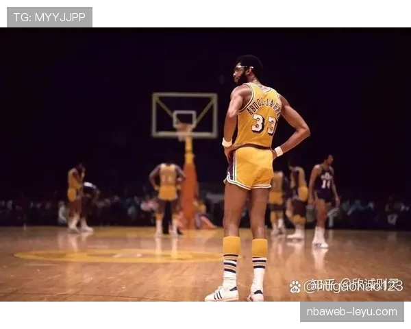 贾巴尔无球走位拉开空间，天勾效率仍主导内线进攻