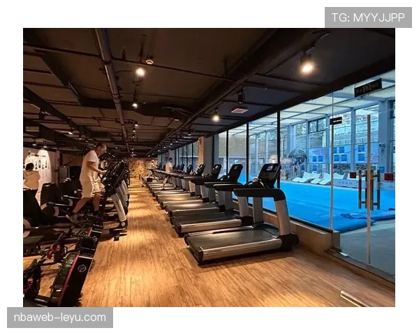 杨威那自律能把小区健身房都吓跑吧？