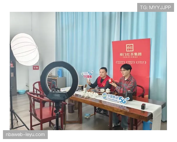 吴柳芳出门像顶流，回家像邻家大嫂，钱包里却藏着比她笑容更猛的故事